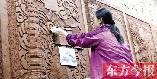 昨天上午，鄭州雕塑壁畫院的藝術(shù)家們正在創(chuàng)作鄭州地鐵文化主題墻的雕塑作品