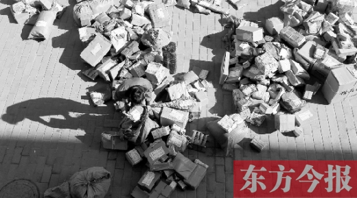 “雙十一”后，快遞員忙著送包裹，連水也不敢喝