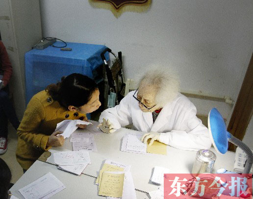 昨日，97歲的“醫(yī)生奶奶”胡佩蘭在給患者看病