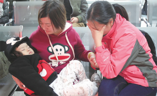 昨日，9時35分，堅守在手術(shù)室外的嘟嘟在媽媽懷里睡著了，因被眼前的真情觸動，今報記者趙丹流下了眼淚