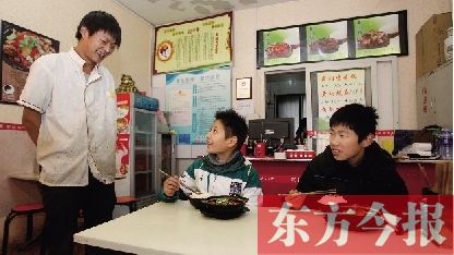 11月30日，鄭州市81中的兩位學(xué)生用勞動為自己掙了一頓中午飯，心里很高興