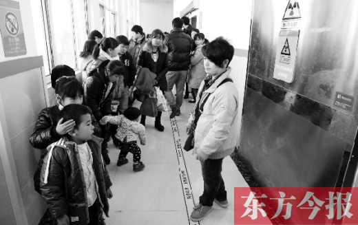11月30日上午，星星等20余名“袖珍人”到鄭州市兒童醫(yī)院進行骨齡測定