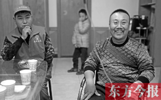 12月2日，“豫殘聯(lián)盟”辦公室里，袁海軍打著點(diǎn)滴與殘疾人朋友們探討著接下來的公益事業(yè)