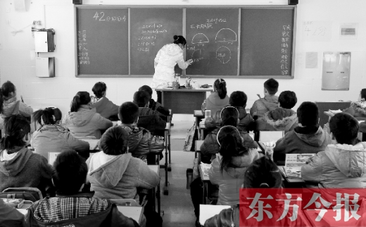 一位老師在給學(xué)生們上課。近日，教育部發(fā)布規(guī)定，再次強(qiáng)調(diào)“師德紅線”