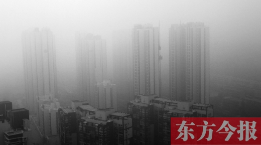 昨天早上，鄭州氣象臺發(fā)布大霧紅色預(yù)警，在霧霾籠罩下，鄭州市區(qū)的高樓大廈隱約可見