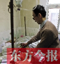 54歲的老楊把自己當(dāng)做護(hù)士，不離不棄照顧著已成“植物人”的母親