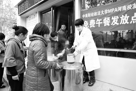 鄭州市經(jīng)一路和緯五路交叉口，免費(fèi)午餐吸引了很多人排隊(duì)