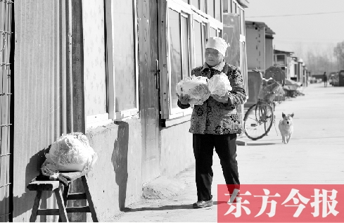 在京水村的臨時過渡區(qū)內(nèi)，62歲的村民白小英對未來的生活充滿期待
