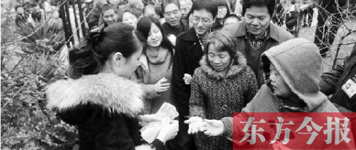 12月8日，鄭州市民排隊領取地鐵試乘劵。