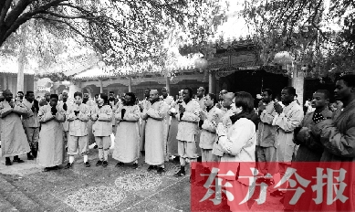 20名非洲洋弟子領取結業(yè)證書前，虔誠聆聽少林寺方丈禪語