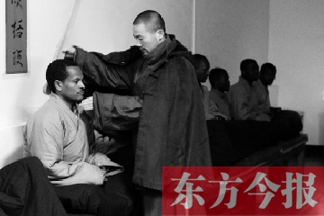少林功夫講究禪武合一，坐禪當然少不了,別看就是坐坐，姿勢都要師傅教