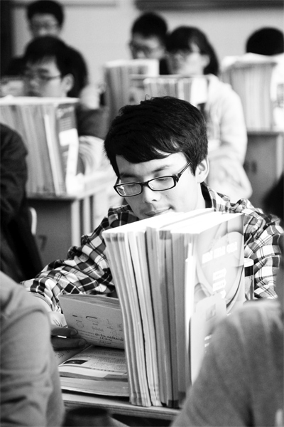 一所學校的高三學生正在加班加點復習，不少同學都開始為自主招生報名忙活了