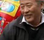 采訪我先買個氣球吧！大爺霸氣回答