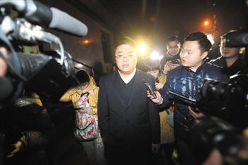 1月15日，重慶，庭審結(jié)束，張貴英的辯護律師接受媒體采訪。
