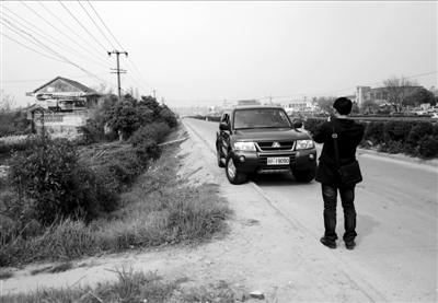 3月30日，一輛用來(lái)掃墓的軍車(chē)停放在合肥市小蜀山公墓附近。新華社發(fā)