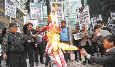  25日，首爾，韓國民眾舉行集會，抗議日本首相安倍晉三否認(rèn)侵略歷史、袒護(hù)內(nèi)閣大臣參拜靖國神社。