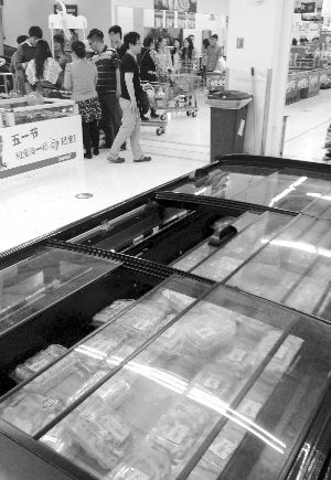 新街口某超市羊肉卷柜臺無人問津。