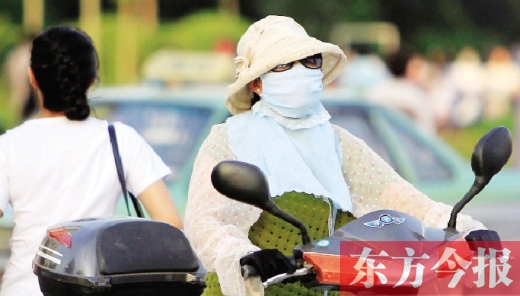 　昨日，鄭州街頭，一些女士全副“捂”裝，只為防暑防曬