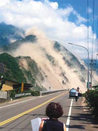 地震造成大面積山崩。網(wǎng)絡(luò)截圖