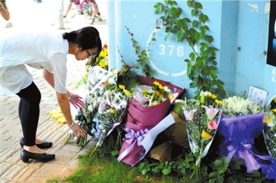 6月8日下午，記者來到廈門公交車爆炸事發(fā)現(xiàn)場(chǎng)橋下，附近已聚集了十幾個(gè)自發(fā)前來悼念的市民。橋墩下排放了一圈或黃或白的菊花，還有玖瑰、百合等。