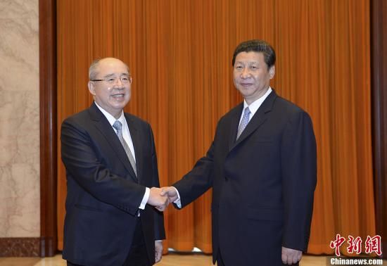 中共中央總書記習(xí)近平13日下午在北京人民大會堂會見了中國國民黨榮譽(yù)主席吳伯雄率領(lǐng)的國民黨大陸訪問團(tuán)一行。中新社發(fā) 廖攀 攝