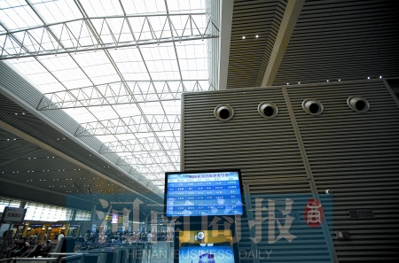 　鄭州東站三樓候車大廳，雖然空調(diào)處有涼風(fēng)吹出，但陽(yáng)光通過頂棚照進(jìn)，導(dǎo)致整個(gè)大廳的空調(diào)制冷效果不明顯