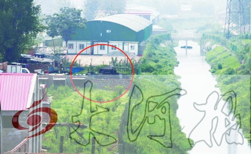　彩虹橋西南側(cè)有一個(gè)大型地溝油加工窩點(diǎn)，廢水流入旁邊的排水渠。