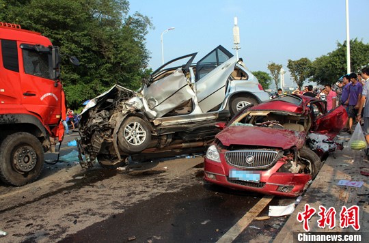 　　8月27日，四川宜賓城區(qū)濱江環(huán)線公路發(fā)生一起3車連環(huán)相撞的交通事故，已致4死2重傷。目前，2名重