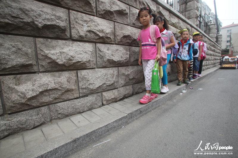 2013年09月11日，濟南運署街上，小學生走史上“最窄人行道”上學。圖片來源：CFP