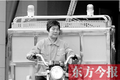 鄭州市金水區(qū)目前發(fā)放的第一批30輛新垃圾清運(yùn)車，已投入使用