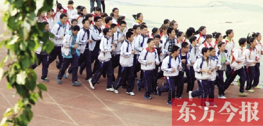 為提高學(xué)生體質(zhì)，教育部門要求將跑早操形成制度