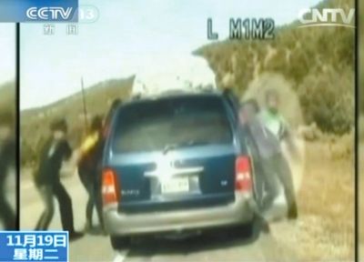 雷爾與警察爭執(zhí)，費雷爾兒子下車試圖保護媽媽。