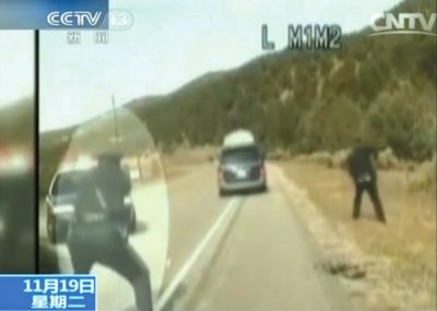 費雷爾駕車逃走，警察連開數(shù)槍。央視截圖