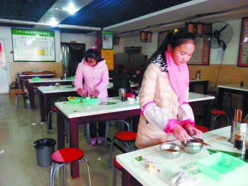 參加體驗(yàn)的兩名學(xué)生成功“入職”后,開始收拾餐桌。