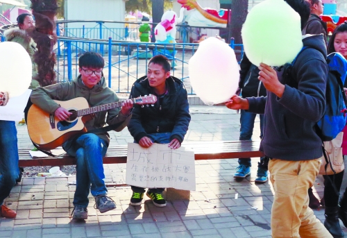 彈唱時(shí),隊(duì)友送來了靠講笑話賺的棉花糖。