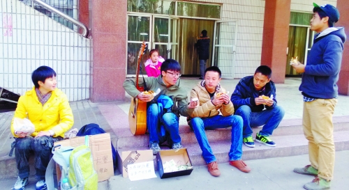 給別人講笑話,換來了5個(gè)餅夾菜。