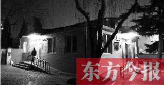 1月13日晚9點(diǎn)20分，鄭州市嵩山路與伊河路交叉口西北角的生態(tài)廁所依然開著燈