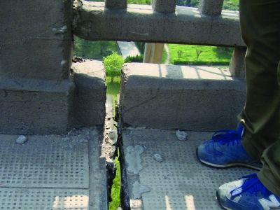 圖為大橋17號(hào)墩處橋面裂縫。梅建明 攝