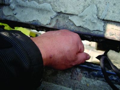 圖為大橋17號(hào)墩處橋面裂縫。梅建明 攝
