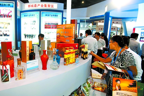 9月24日，2012中國（鄭州）產(chǎn)業(yè)轉(zhuǎn)移系列對接活動(dòng)產(chǎn)業(yè)轉(zhuǎn)移暨新型工業(yè)化成果展在鄭州國際會(huì)展中心舉行