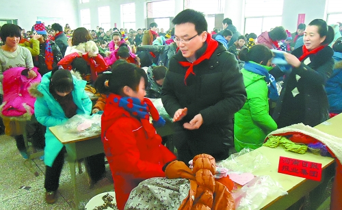 1月20日，省直團(tuán)工委組織19個(gè)省直廳局的38名青年干部，來(lái)到三門峽市澠池縣果園鄉(xiāng)，開展“大手拉小手