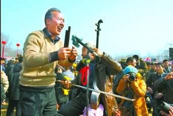 2月22日，寶豐馬街書會(huì)上，說書藝人正在表演。記者 史長來 攝