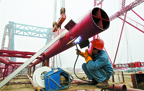 2月25日，在跨越南水北調(diào)總干渠的鄭州新鄭南段十里鋪公路橋施工現(xiàn)場，建設(shè)者在緊張地施工。