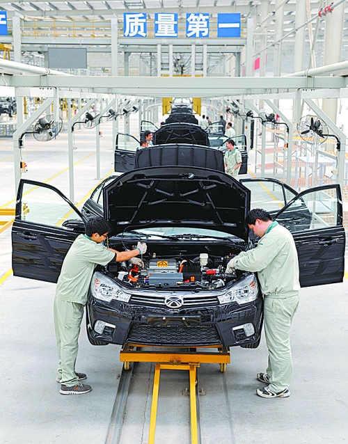 　　4月16日，新鄉(xiāng)市新能電動(dòng)汽車有限公司的工作人員在電動(dòng)汽車生產(chǎn)流水線上作業(yè)。目前，新鄉(xiāng)現(xiàn)有規(guī)模以