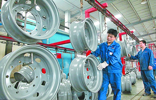 4月25日，許昌恒豐實(shí)業(yè)有限公司的員工正在生產(chǎn)重卡車輪。喬利峰 攝
