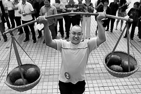 節(jié)會現(xiàn)場，一位瓜農(nóng)正在表演西瓜舉重。