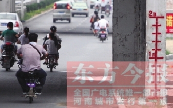 昨日，鄭州市航海路與京廣鐵路立交橋下，用紅線標(biāo)注的“水位警戒線”
