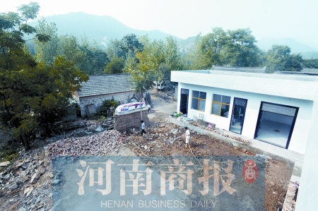 新校舍旁邊，是徐云玲和學(xué)生們用了多年的石頭校舍 河南商報(bào)記者 鄧萬里/攝