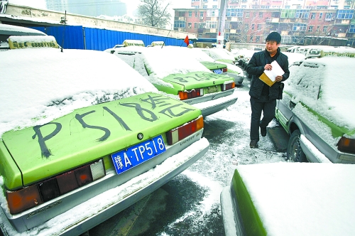 　12月21日，工作人員正在登記套牌出租車、假出租車