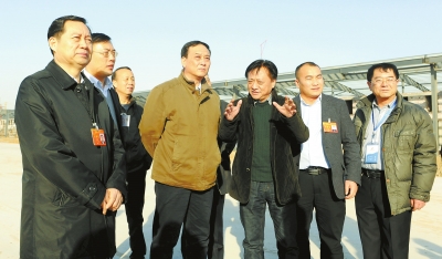 　　鄭州手拉手集團(tuán)董事長(zhǎng)賈長(zhǎng)明（右三）向省農(nóng)業(yè)廳廳長(zhǎng)朱孟洲（右四），省政府副秘書長(zhǎng)、省政府駐京辦主任